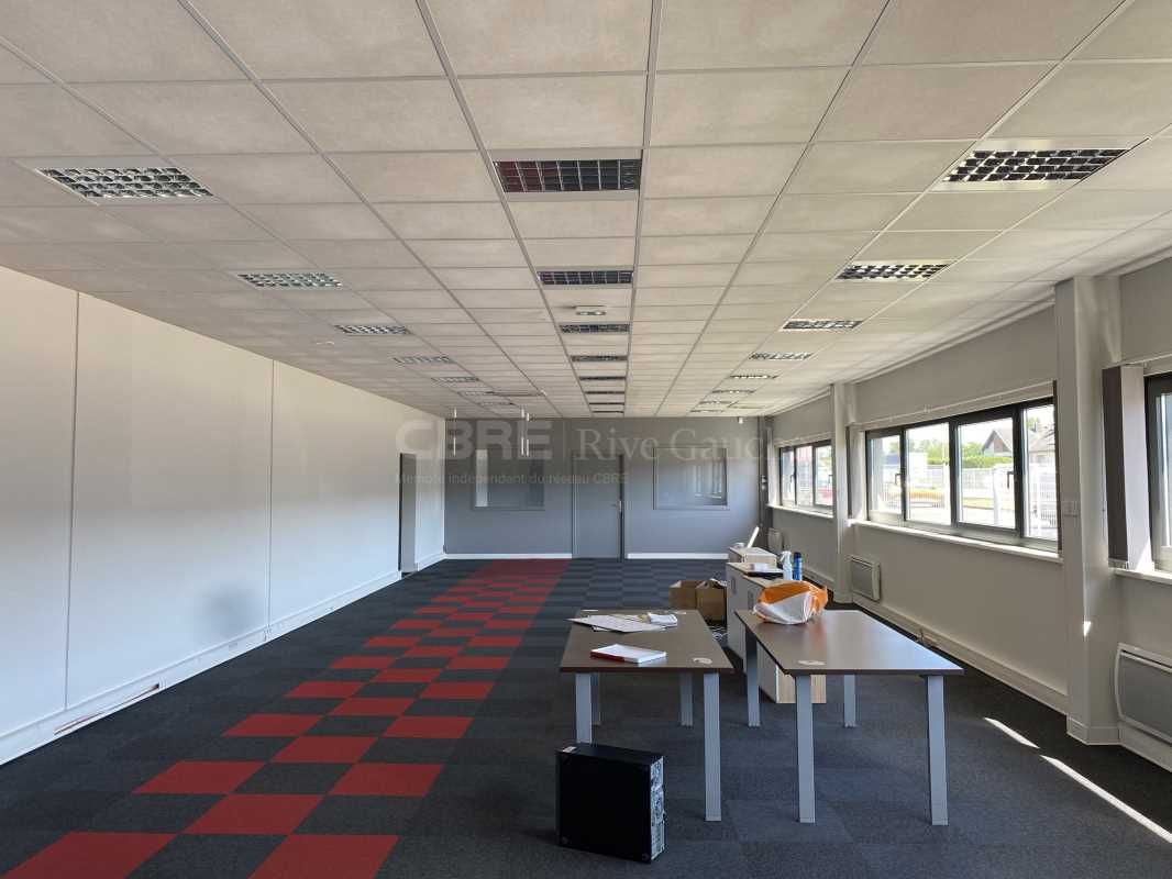 Entrepôt en bon état d'entretien, proche des diff