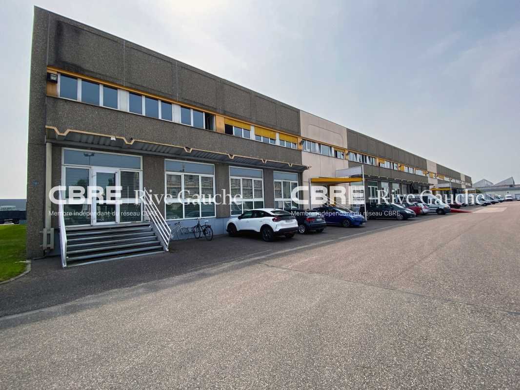 Entrepôt indépendant de 1975, en bon état, bénéfi