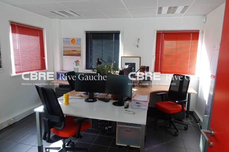 Au sein d'un bâtiment à usage de bureaux, Rive Ga