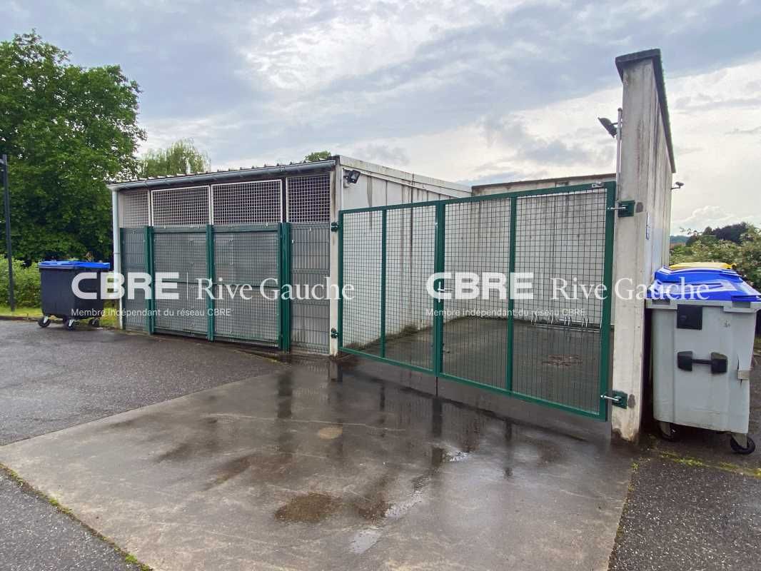 Ensemble immobilier récent offrant plusieurs cell