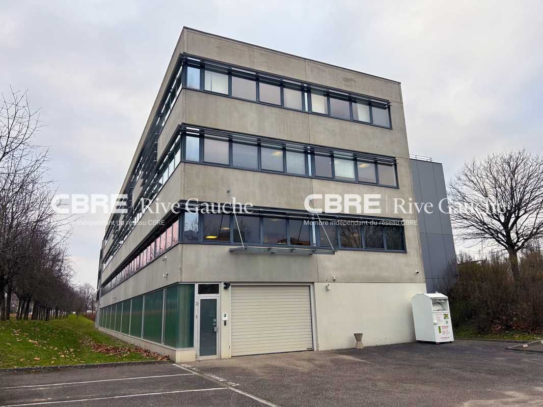 Local d'Activités de 836 m² non divisibles à loue