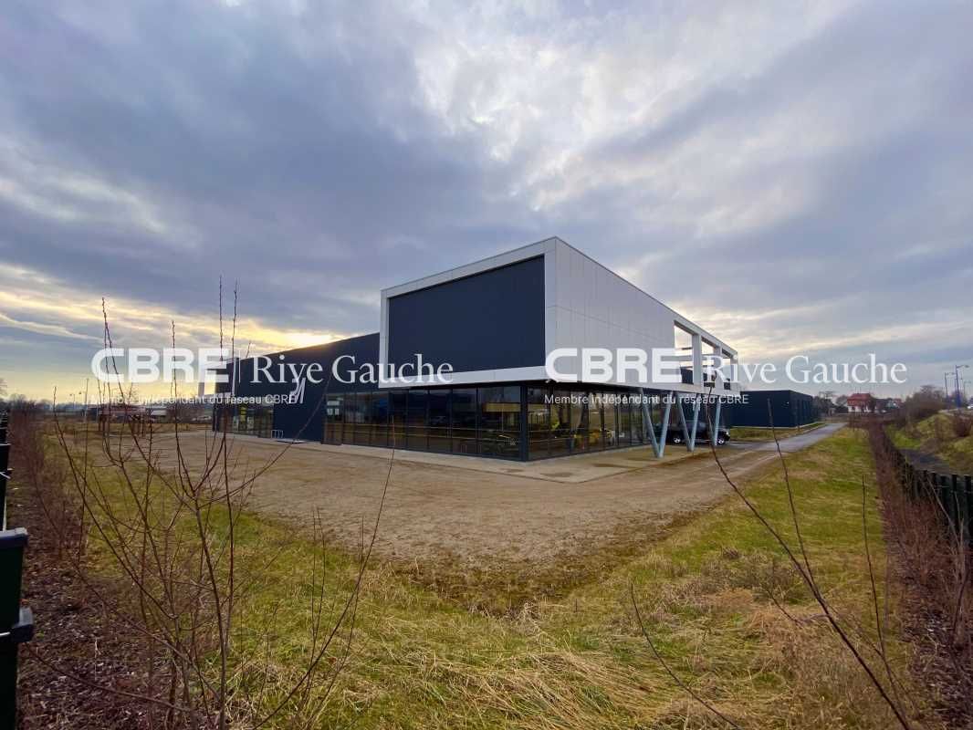 Showroom neuf d'environ 1000 m2 avec grande visib