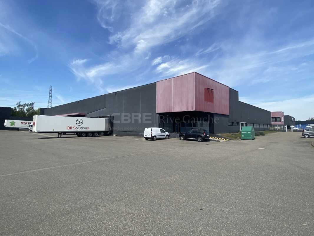 Entrepôt en bon état d'entretien, proche des diff