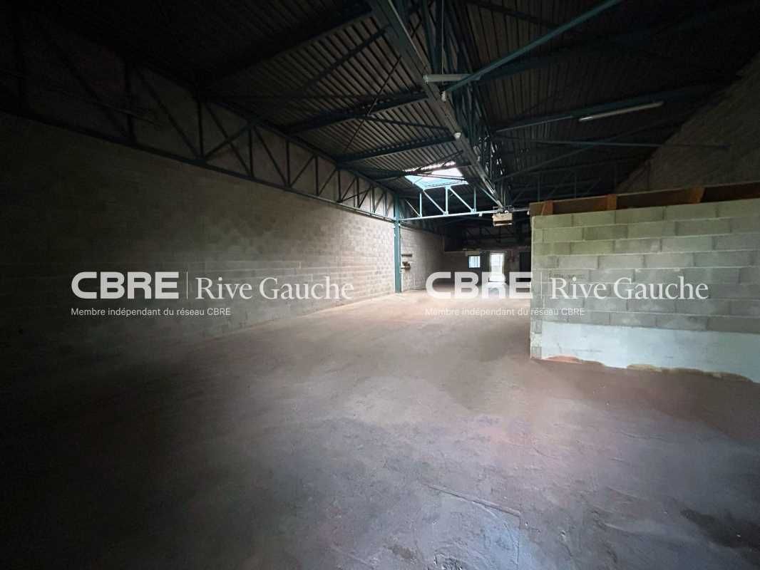 Bâtiment accessible par une cour clôturée et voie