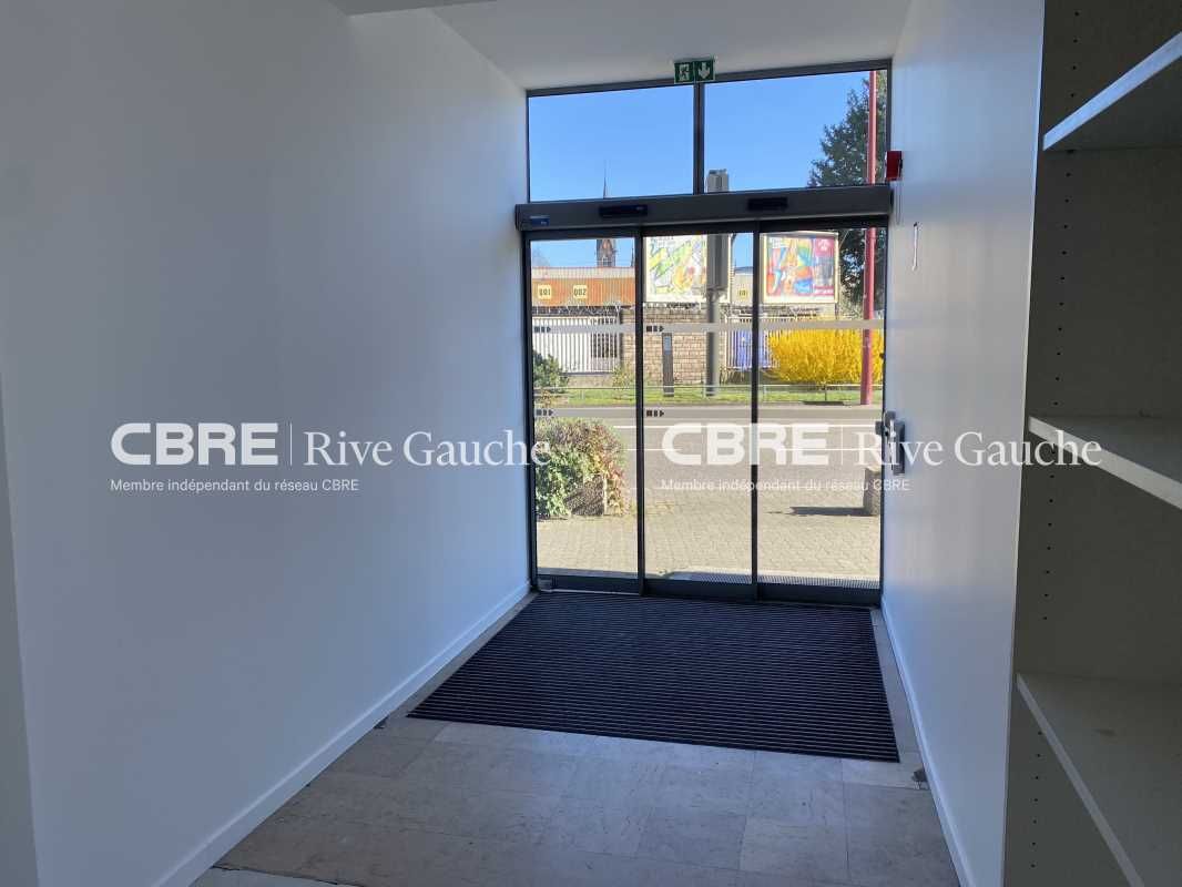 BUREAUX - ATELIER - SURFACE COMMERCIALE avec visi