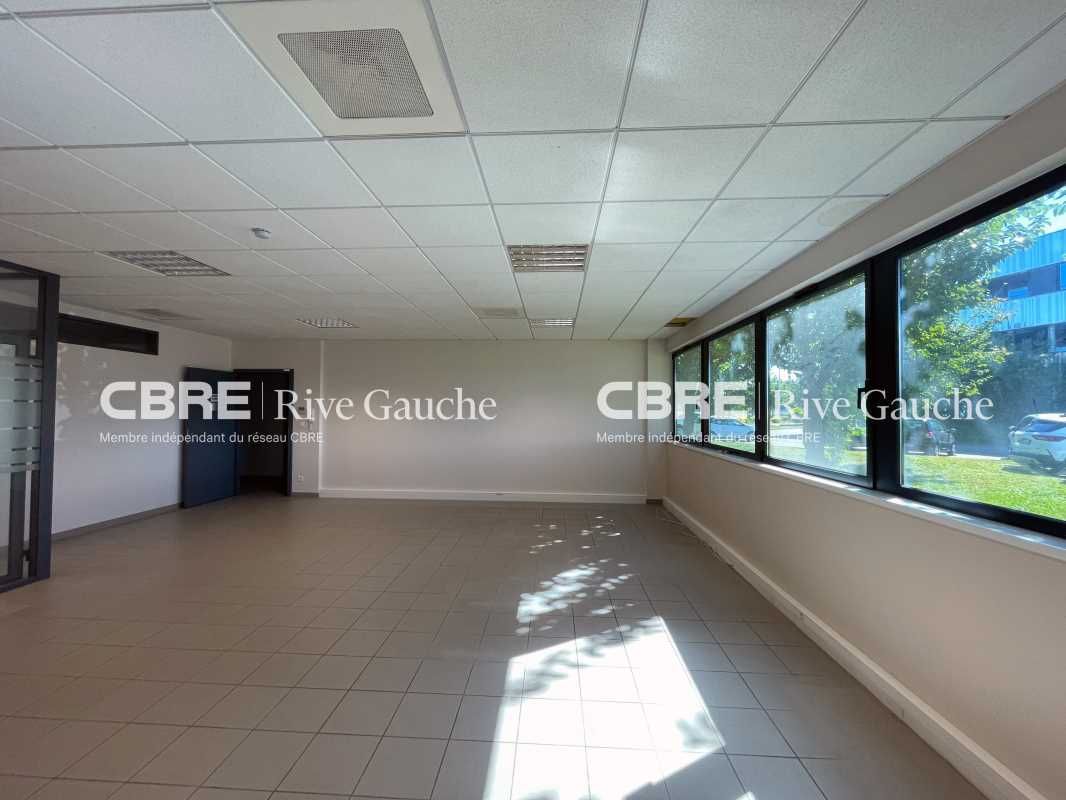 Dans un immeuble de bureaux en R+1, Rive Gauche C