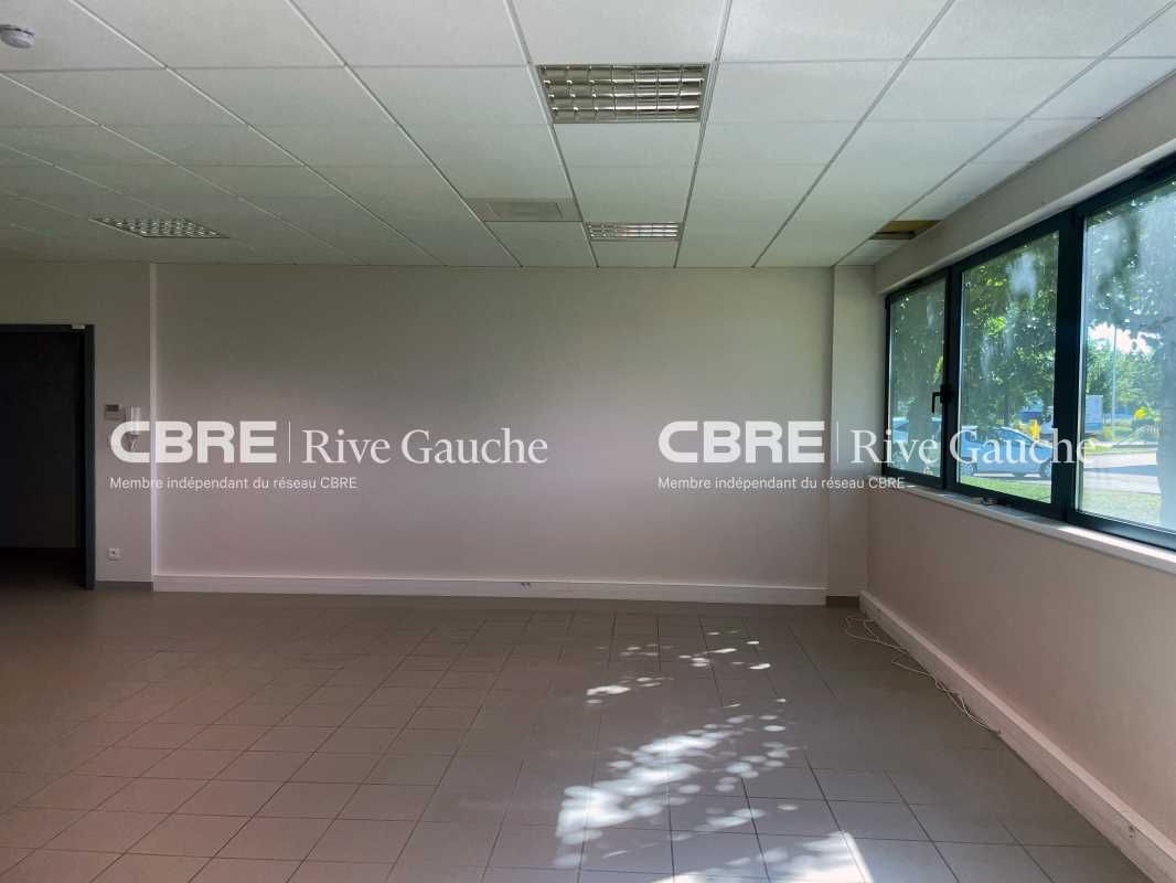 Dans un immeuble de bureaux en R+1, Rive Gauche C