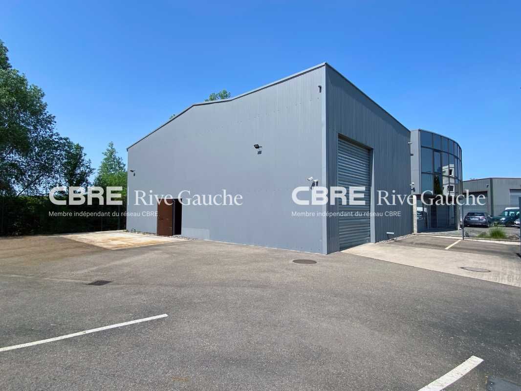 Local d'Activités de 740 m² non divisibles à Vend