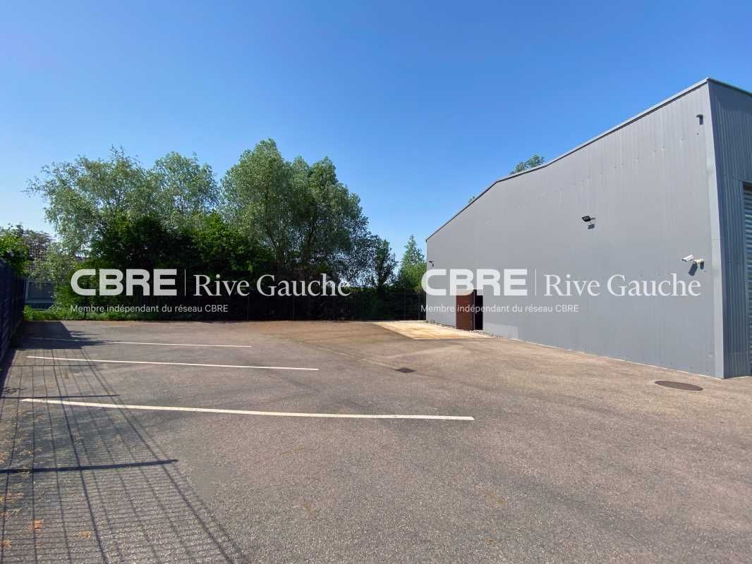 Local d'Activités de 740 m² non divisibles à Vend
