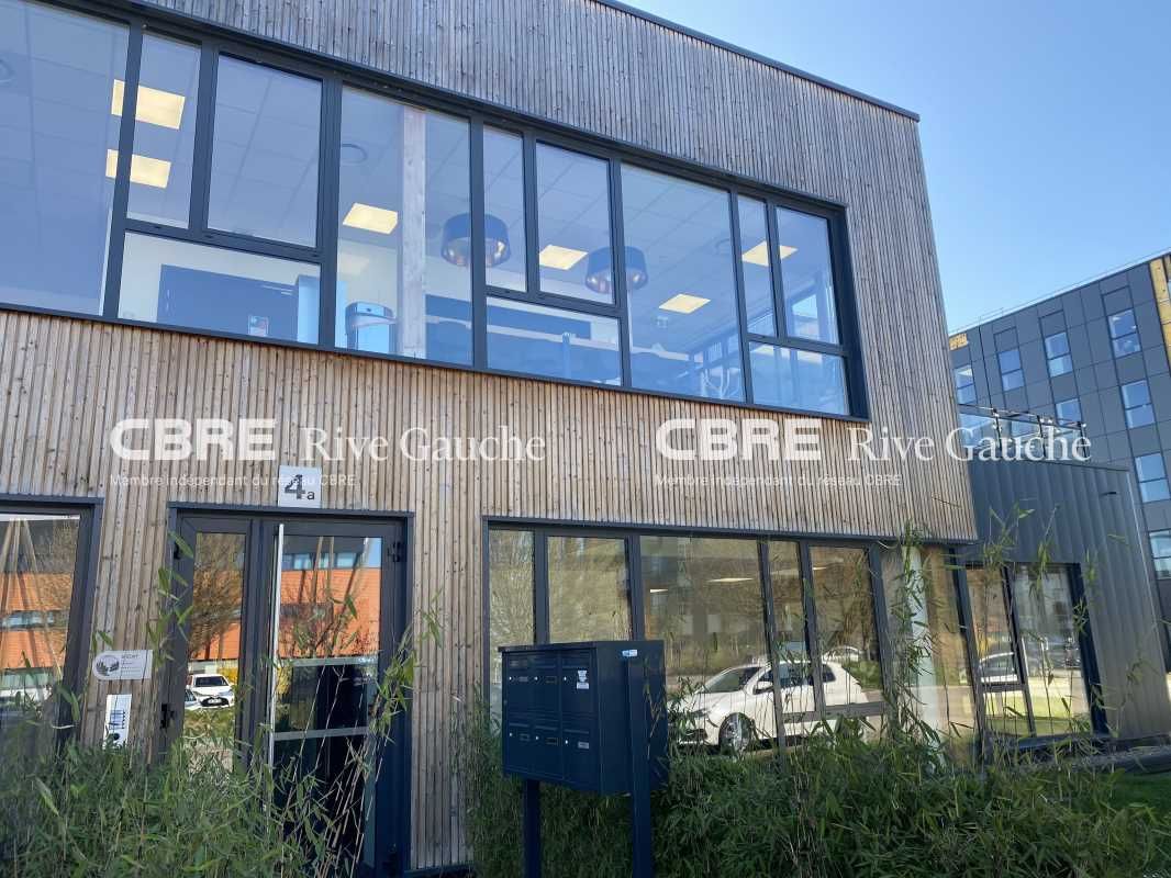 Dans un immeuble d'architecture moderne avec bell