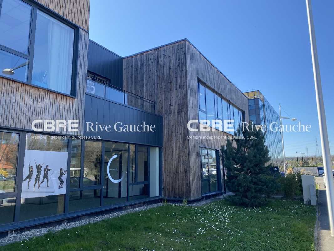 Dans un immeuble d'architecture moderne avec bell