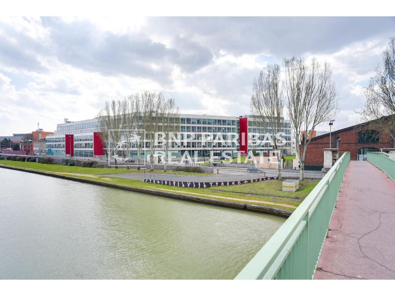 8536 m² pour ce bureaux en location à Saint-denis