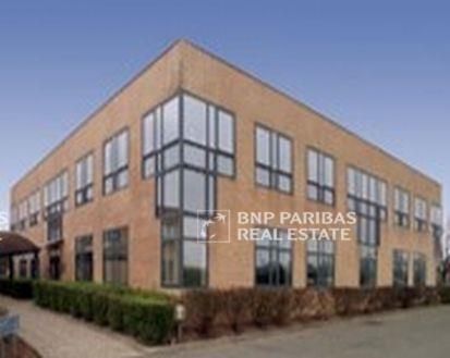 647 m² pour ce bureaux en location à Montigny le bretonneux
