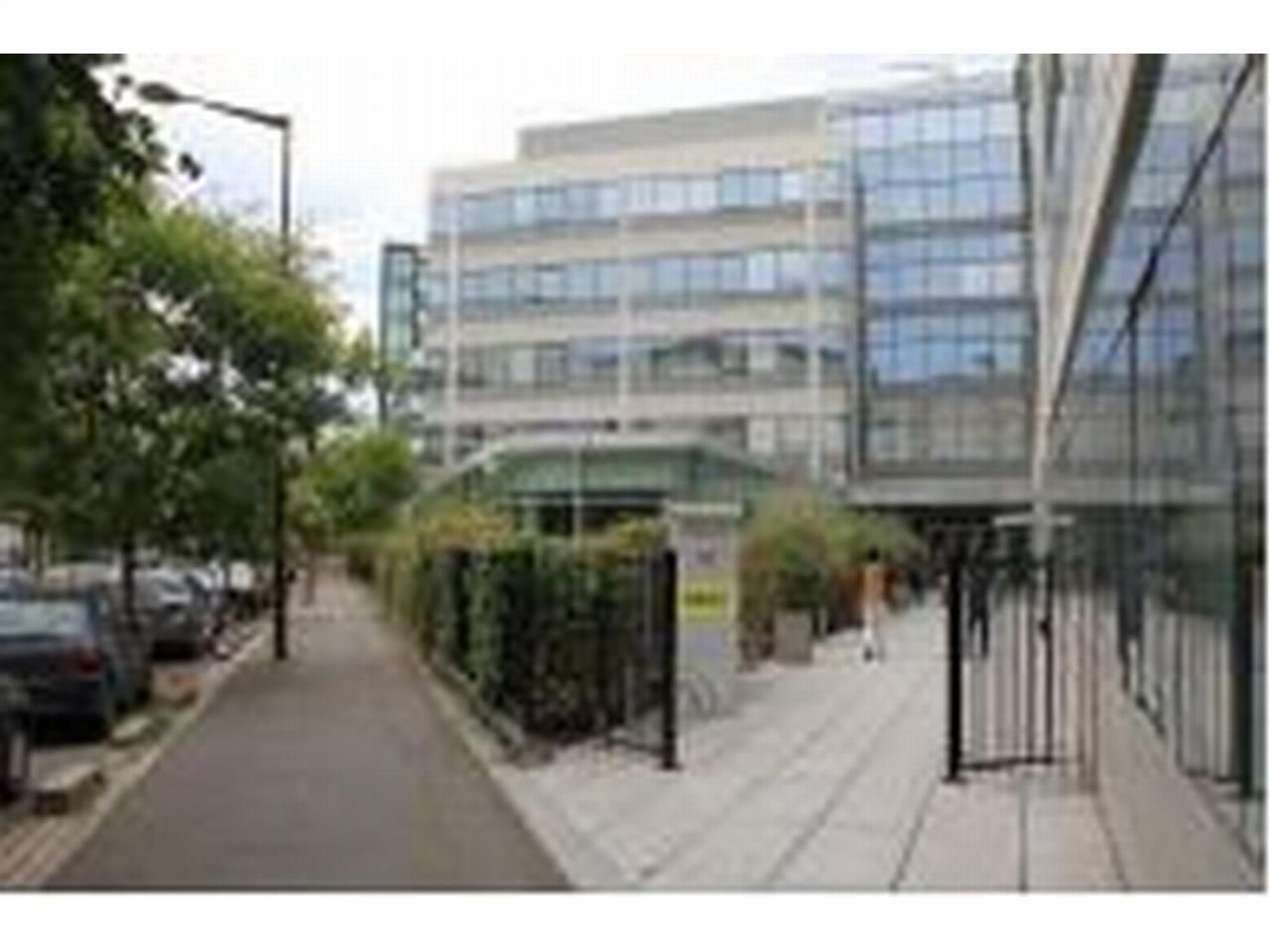 2312 m² pour ce bureaux en location à Montigny le bretonneux