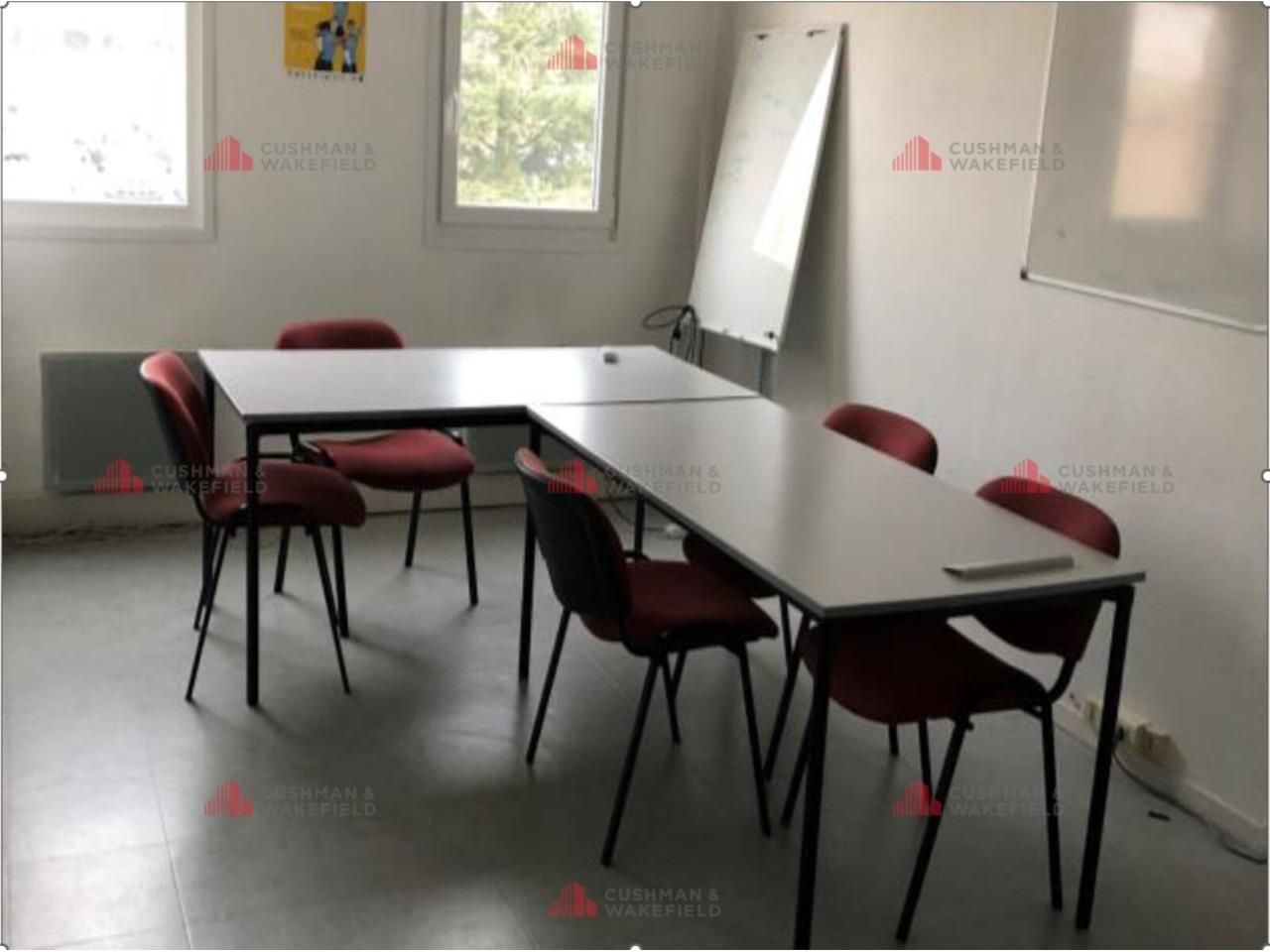 Au 1er étage d'un immeuble rénové (R+1), vous déc