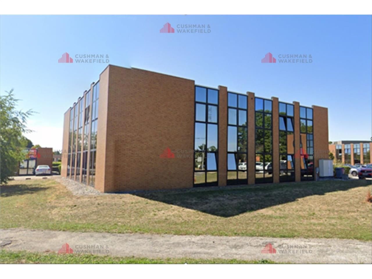 Au 1er étage d'un immeuble tertiaire (R+1), décou