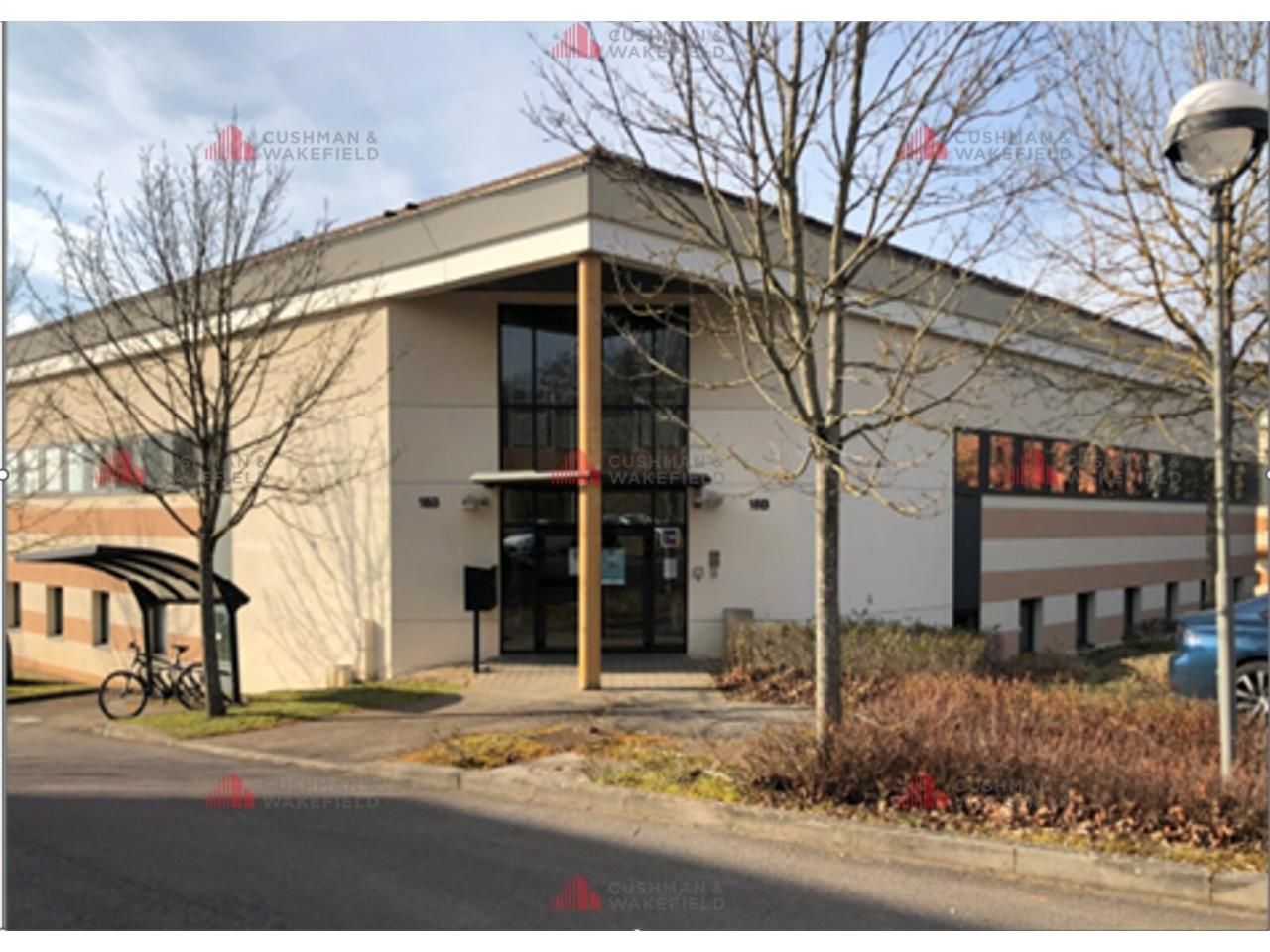 Au 2ème étage d'un immeuble tertiaire, vous décou