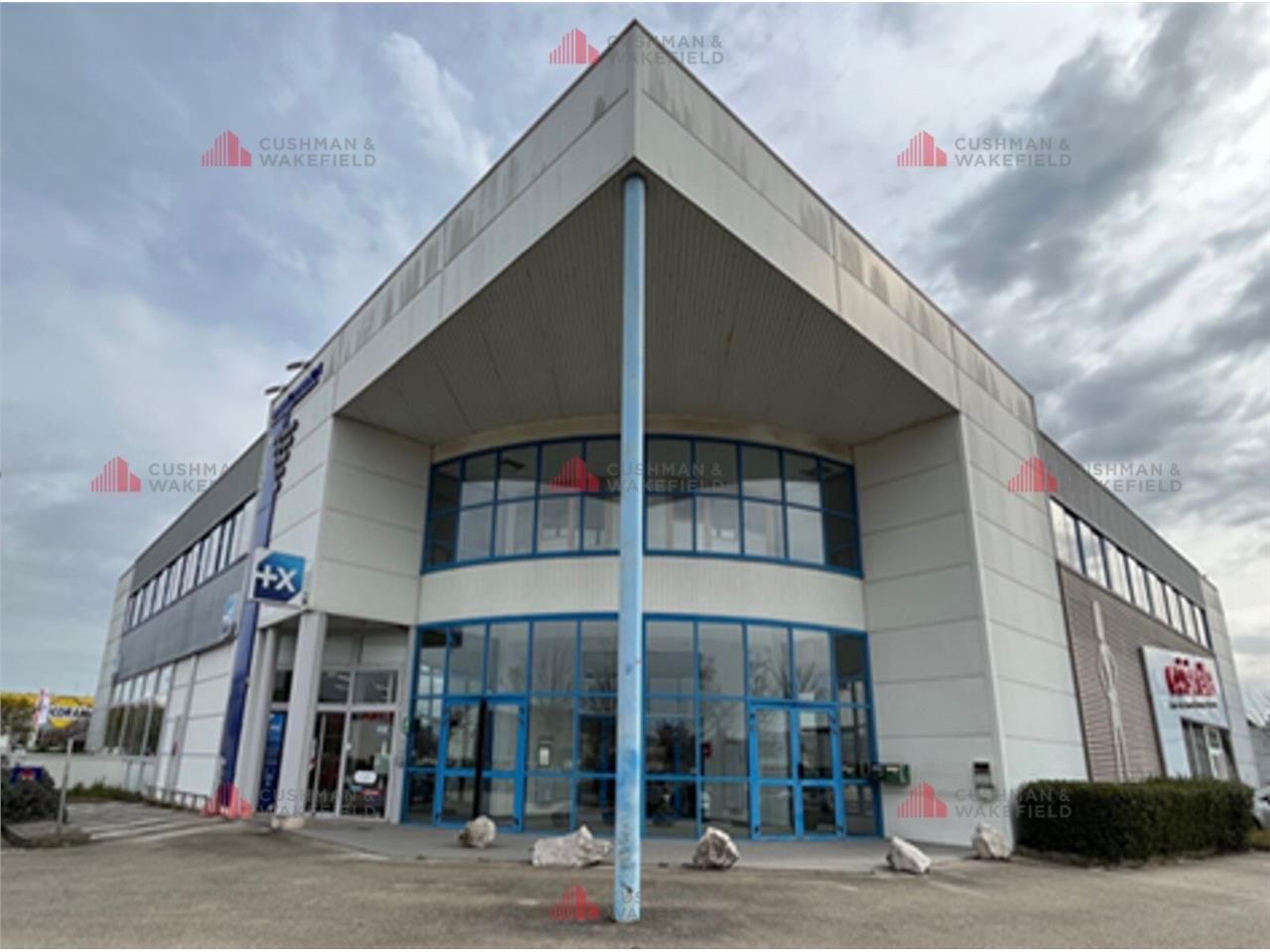 Immeuble récent et entretenu (R+1).  Totalité du 