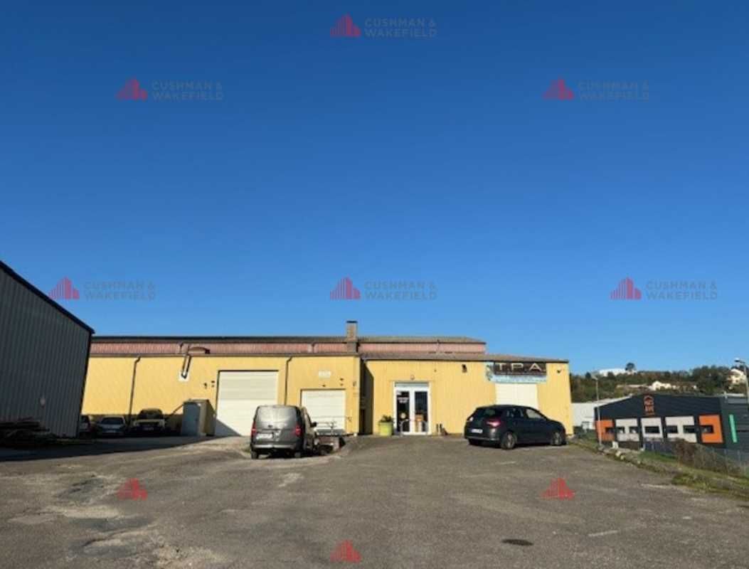 CUSHMAN & WAKEFIELD vous propose, à l'Est de la v