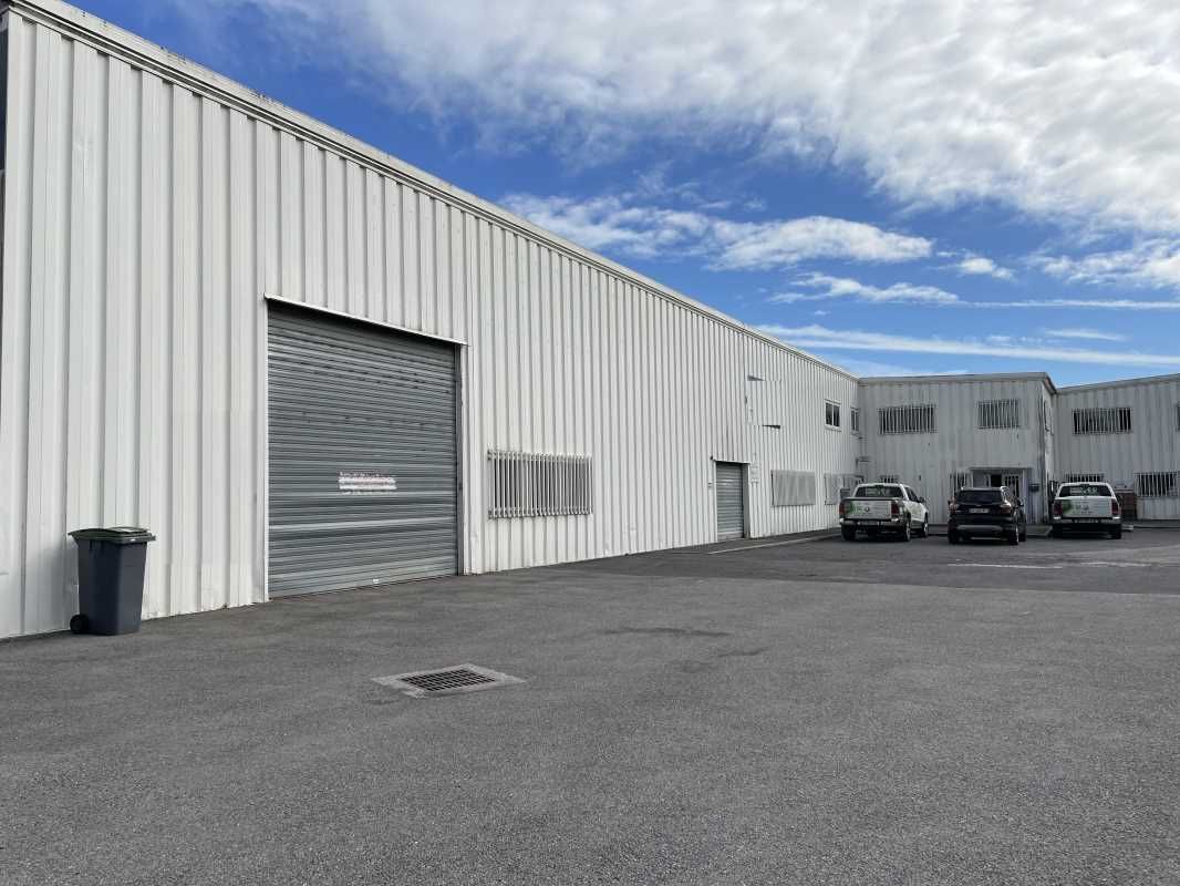 A LOUER Entrepôt situé à Valenciennes. Dans un bâ