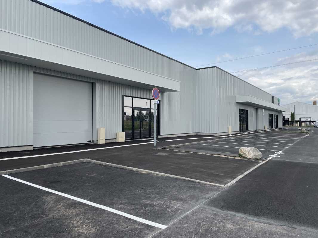 Reste 3 cellules à la location, type show-room, e