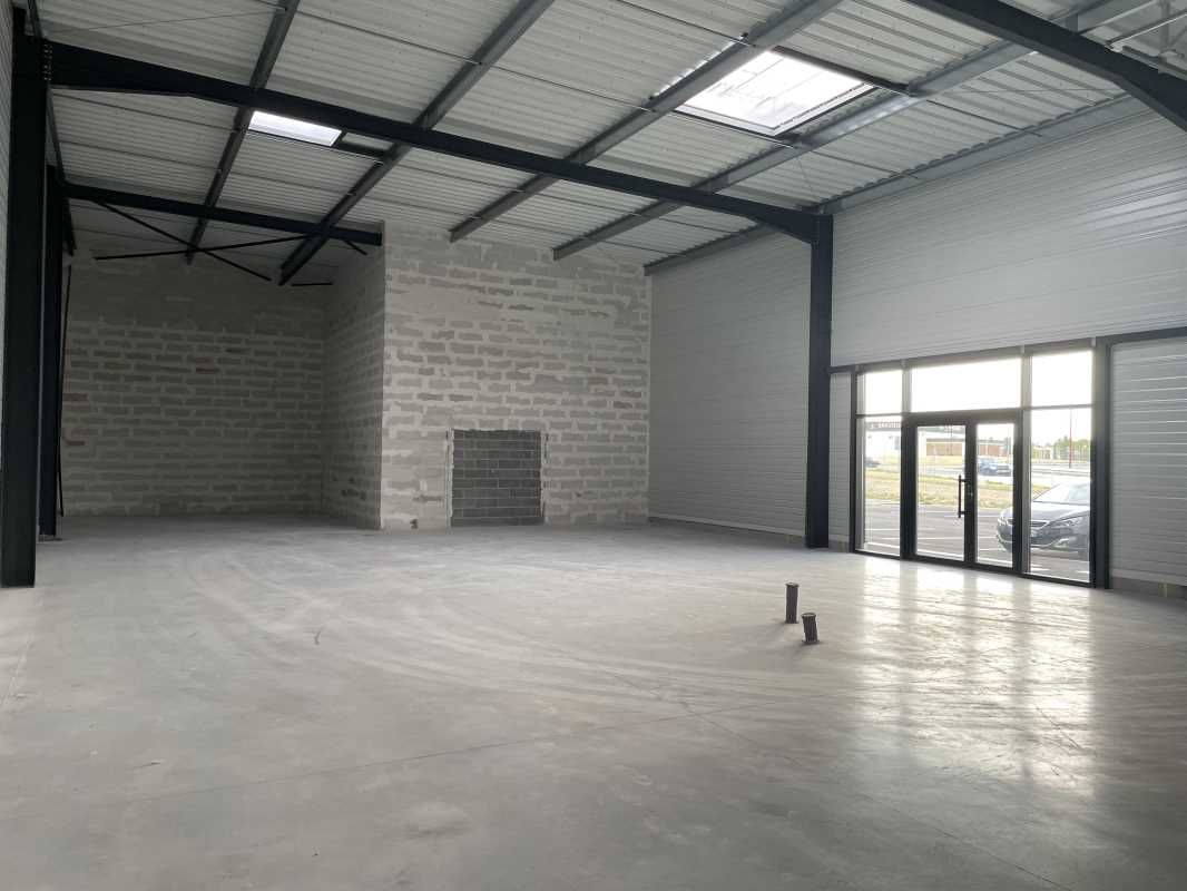 Reste 3 cellules à la location, type show-room, e