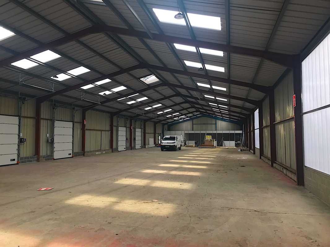 A LOUER entrepôt ou logistique équipé de bureaux 