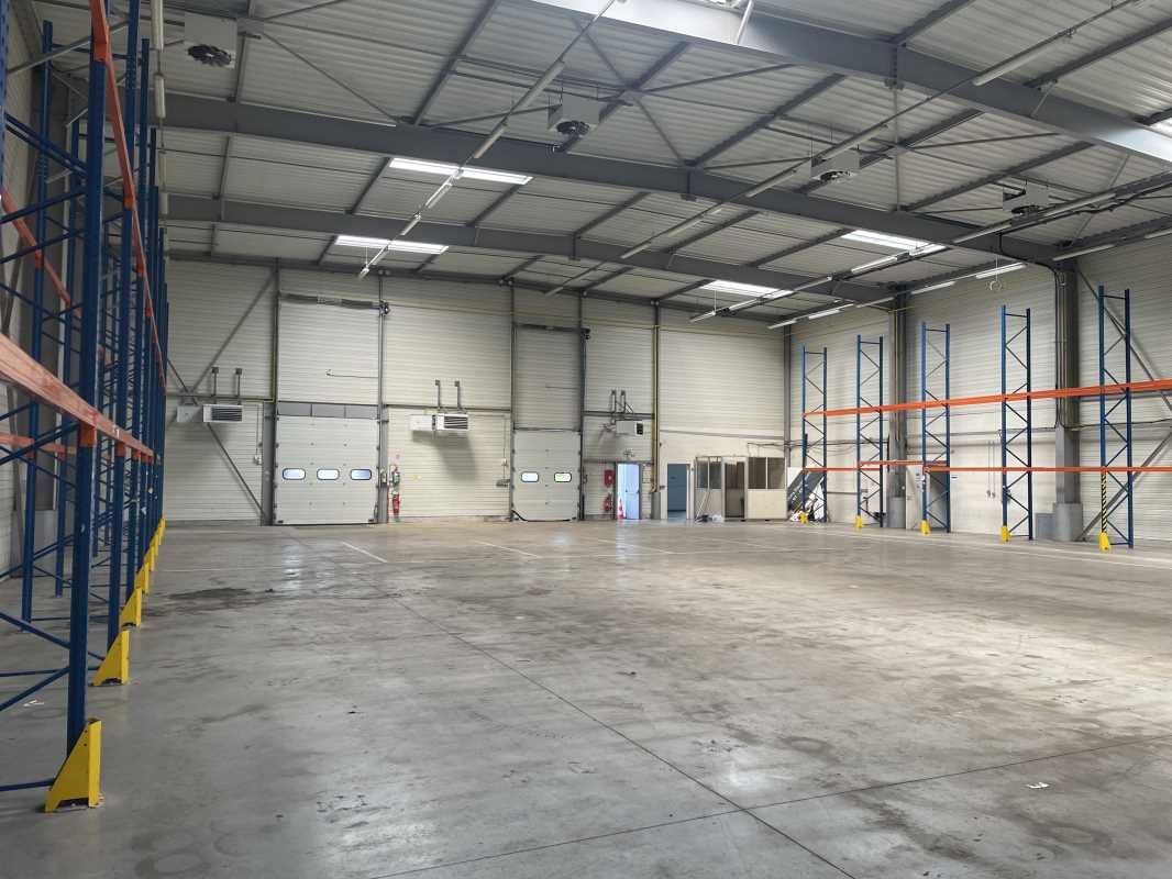 A LOUER entrepôt équipé de bureaux à Cambrai. L'e