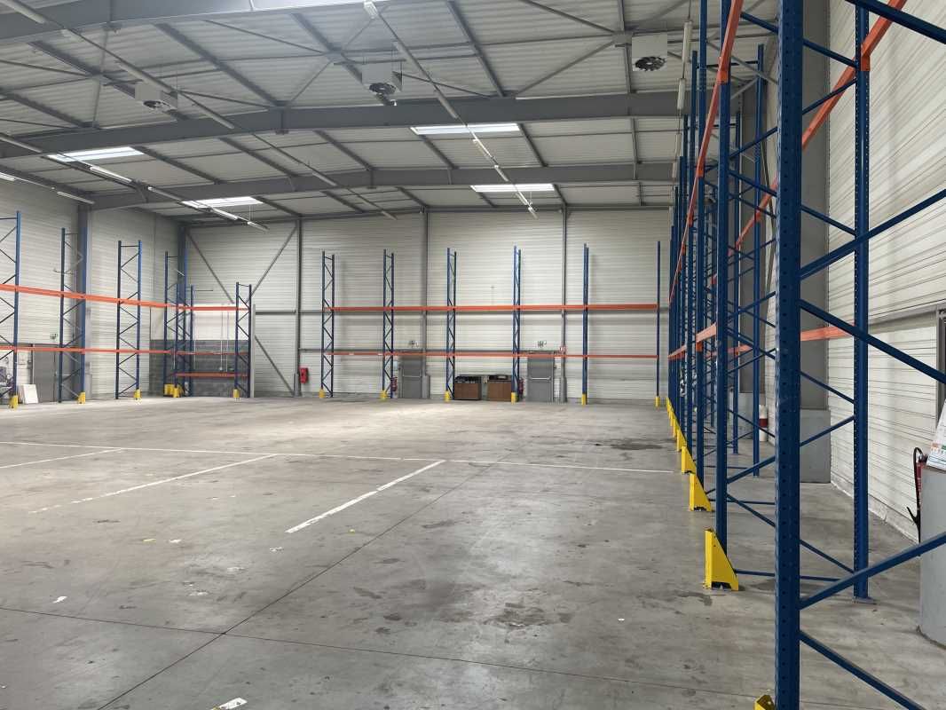 A LOUER entrepôt équipé de bureaux à Cambrai. L'e