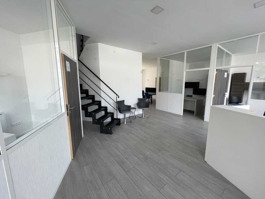 Très bel emplacement d'angle pour ce local de typ