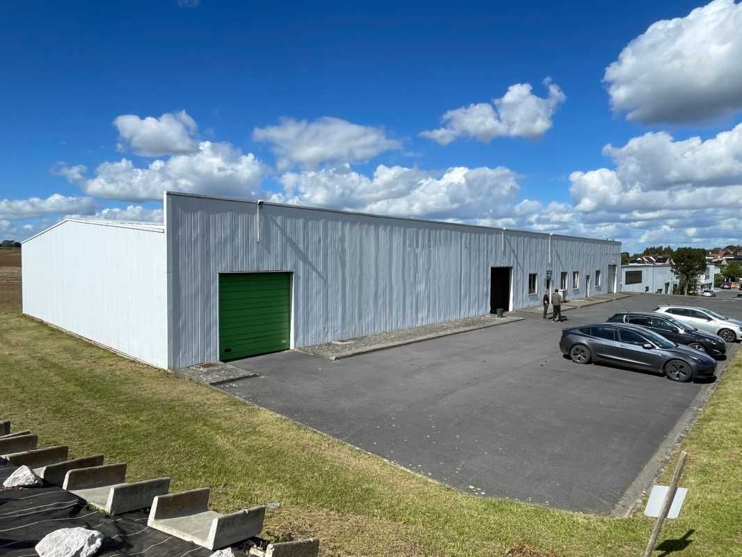A LOUER entrepôt équipé de bureaux à Cambrai. Le 
