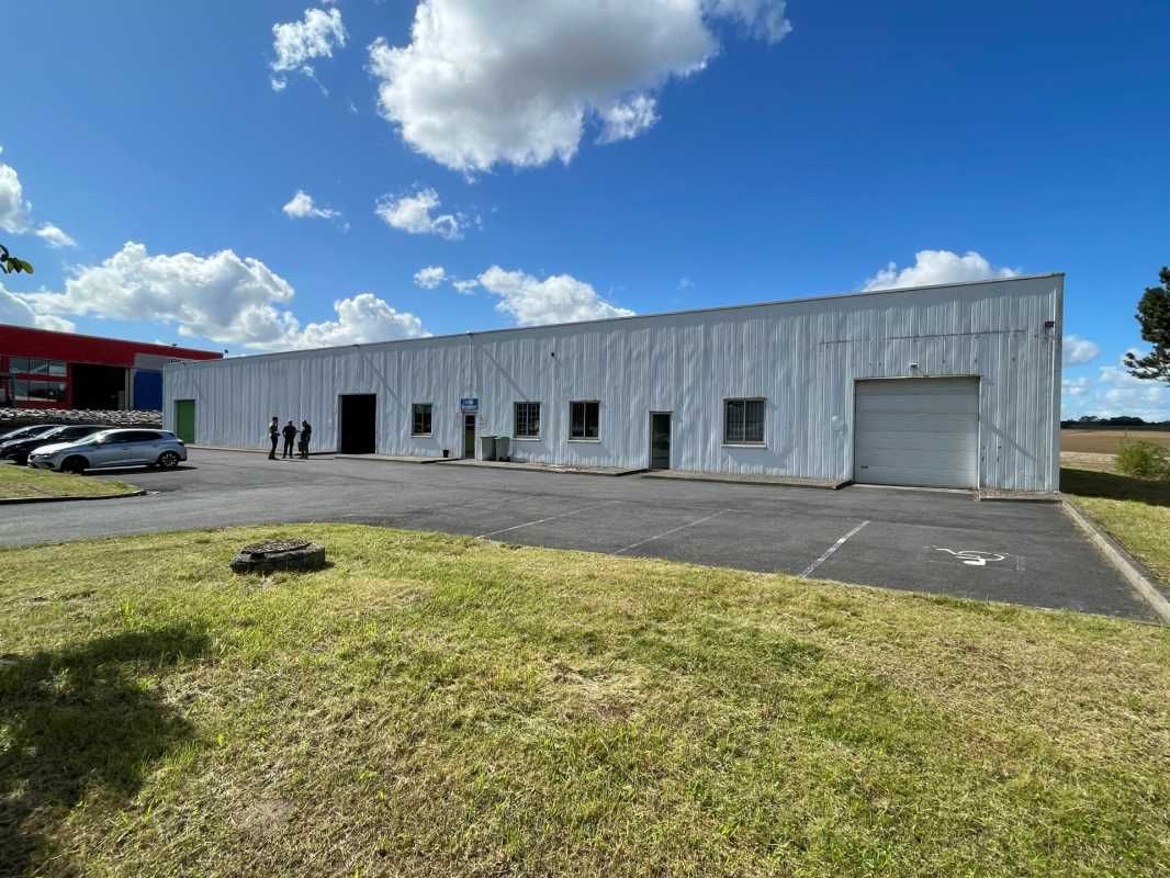 A LOUER entrepôt équipé de bureaux à Cambrai. Le 