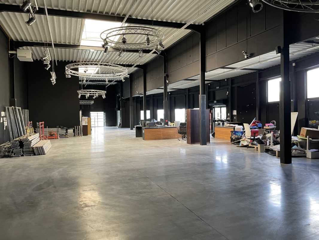 Situé sur les abords de l'autoroute A1,  avec vis