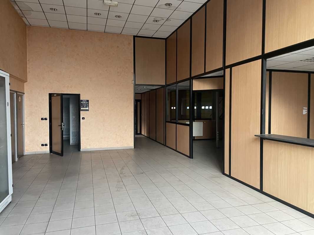 Local d'activité à louer dans un axe de grands pa