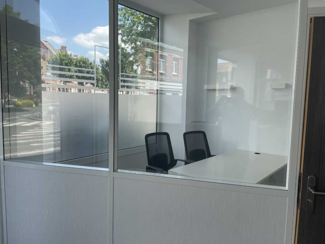 Très bel emplacement d'angle pour ce local de typ