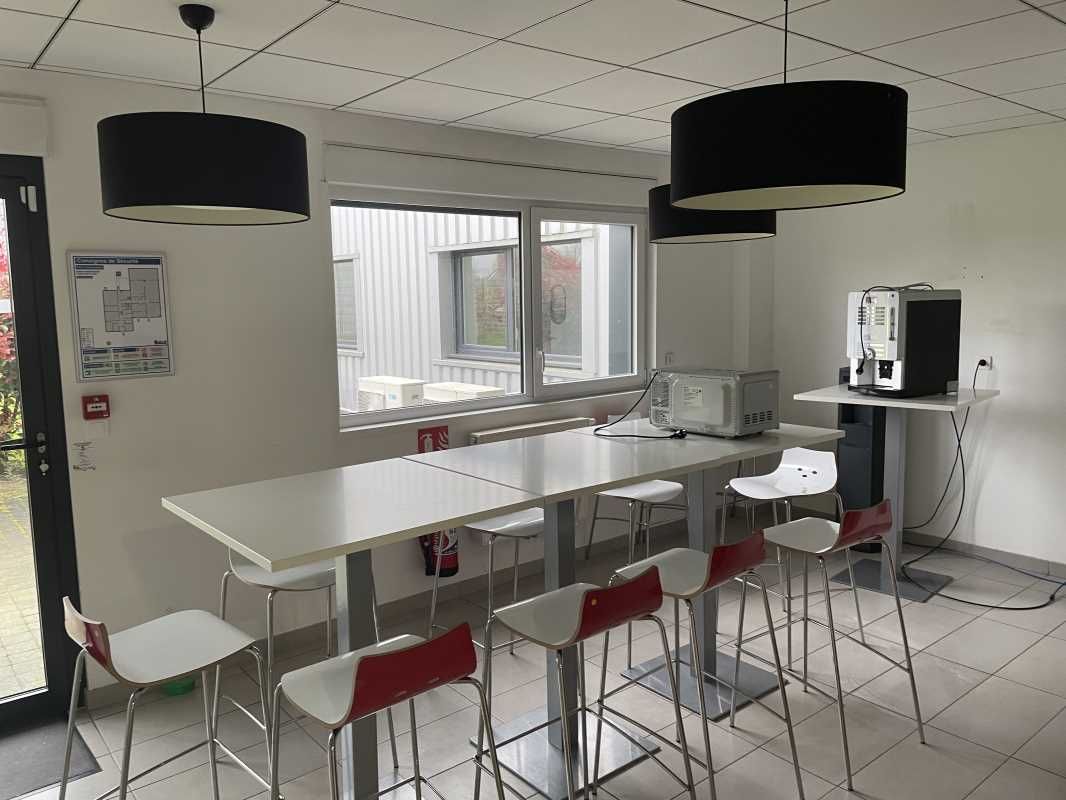 A louer, en bordure de l'autoroute A 21, un bâtim