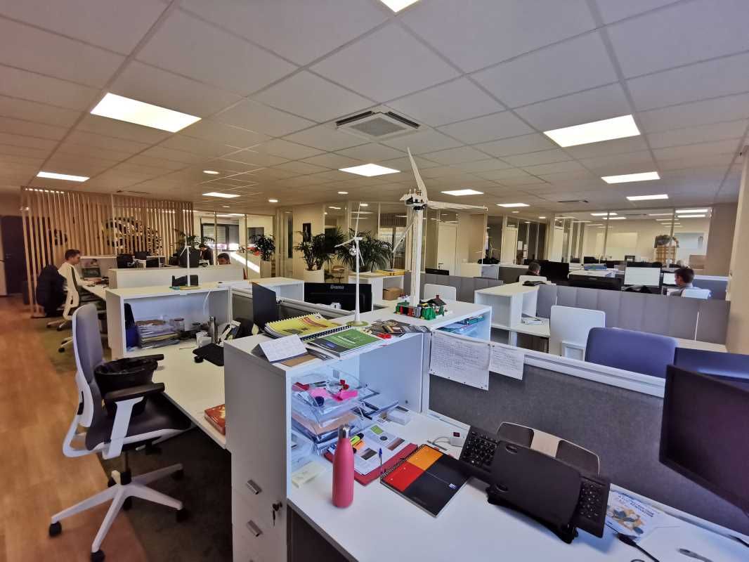 Nous proposons, à la vente, un plateau de bureaux