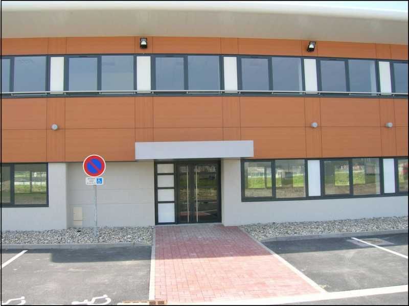 A louer, dans un immeuble tertiaire récent, une s