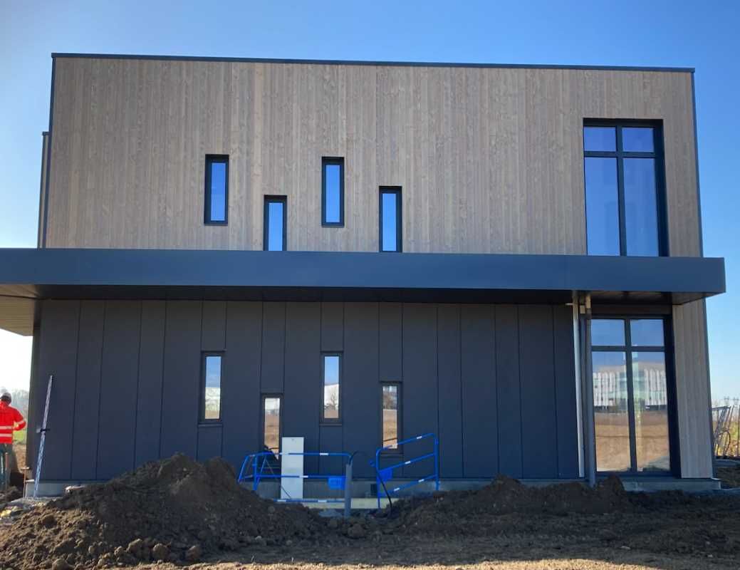 En construction, un bâtiment tertiaire dans un pa