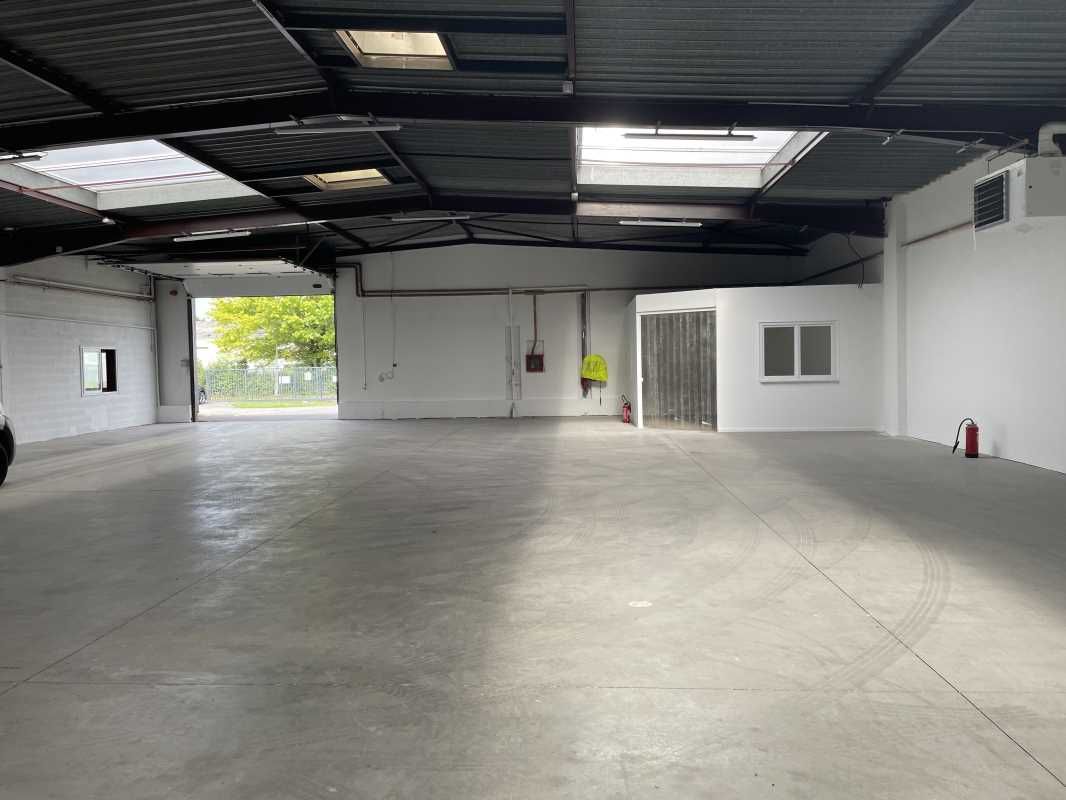 Nous vous proposons à la vente un entrepôt de 200