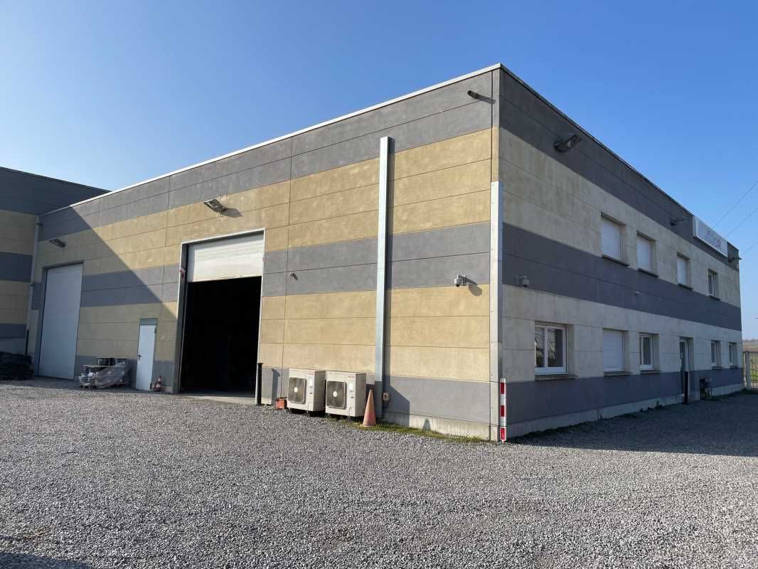 A LOUER entrepôt équipé de bureaux au Nord de Cam