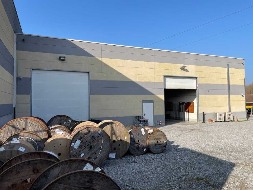 A LOUER entrepôt équipé de bureaux au Nord de Cam