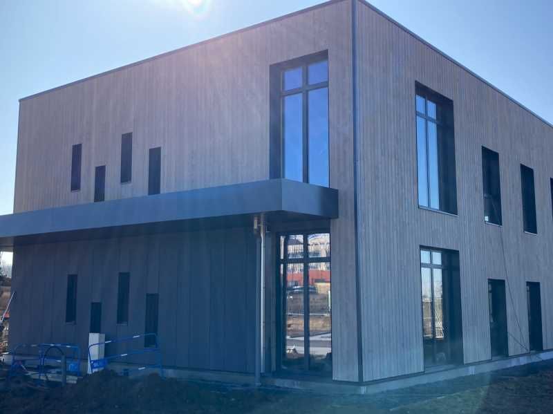 En construction, un bâtiment tertiaire dans un pa