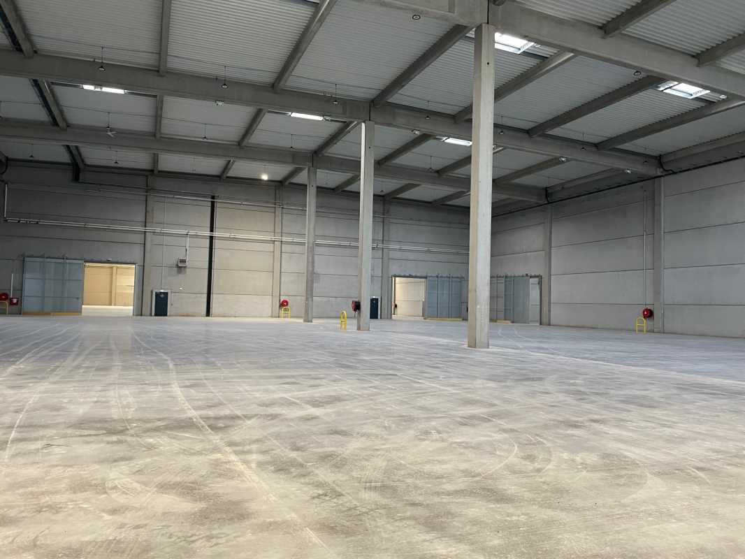 A LOUER, grands entrepôts le long de l'A2 Bruxell