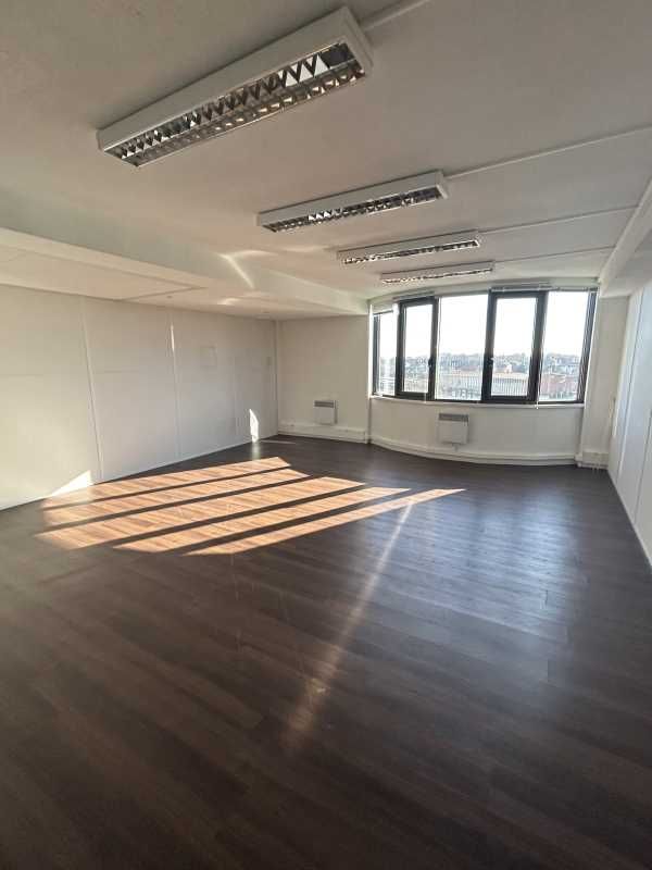 A louer, dans un immeuble situé au pied de la gar