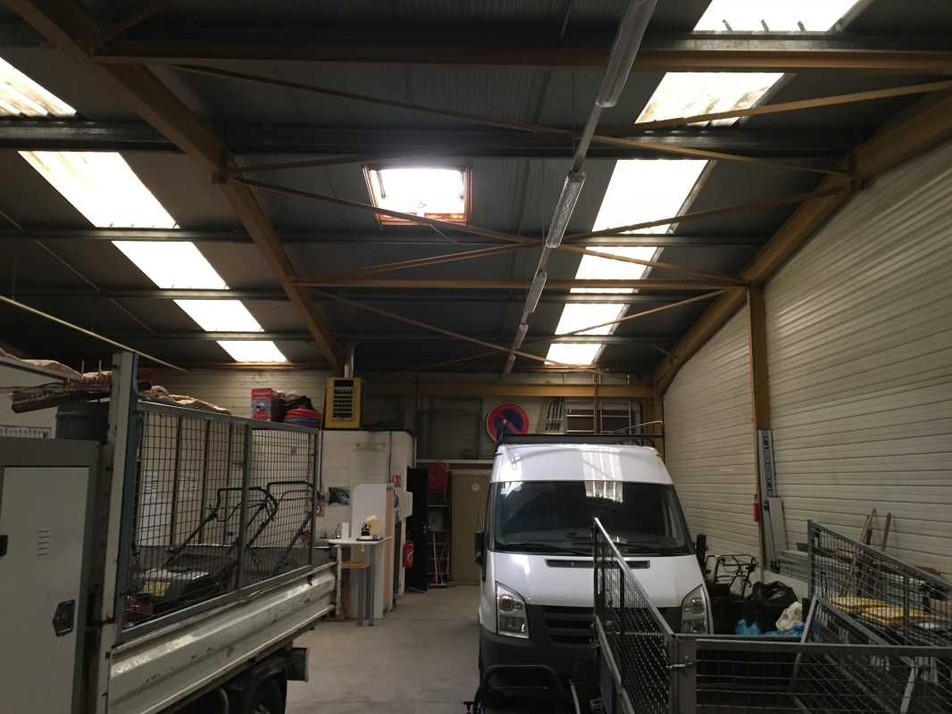 A louer, 2 cellule d'activités équipées de bureau