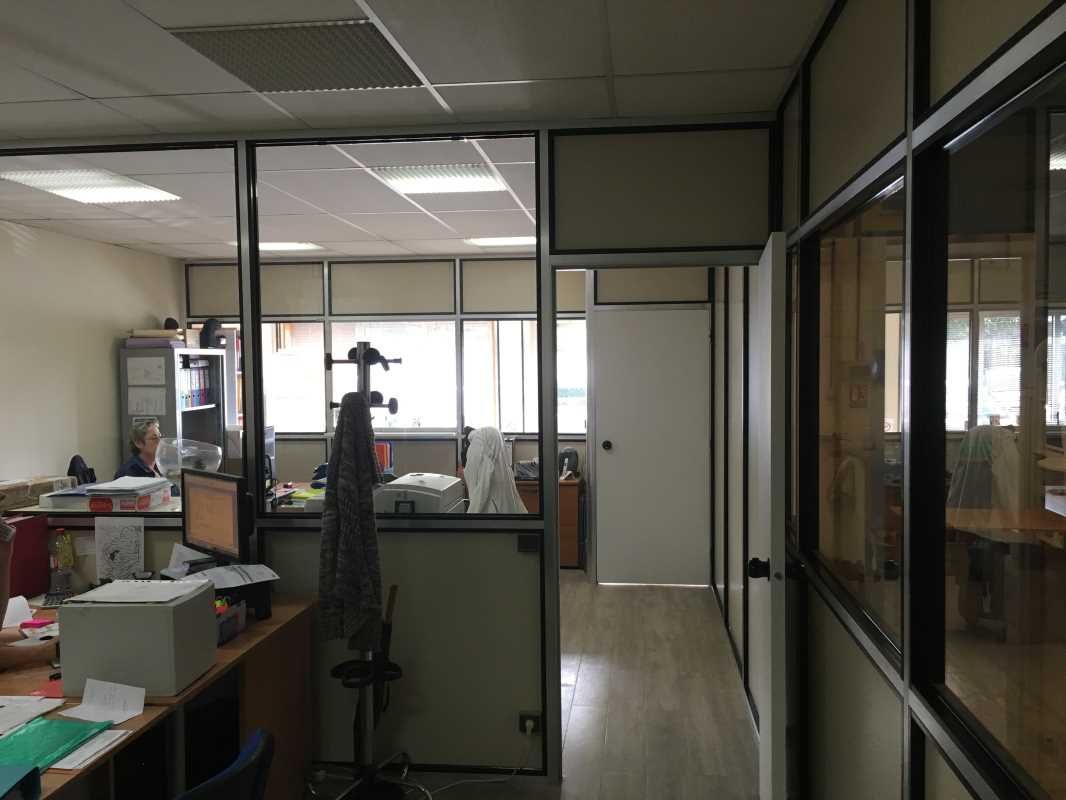 A louer, 2 cellule d'activités équipées de bureau