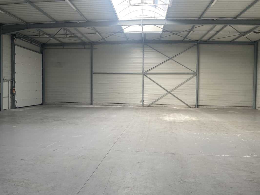 A louer, au coeur de la zone industrielle Est, un