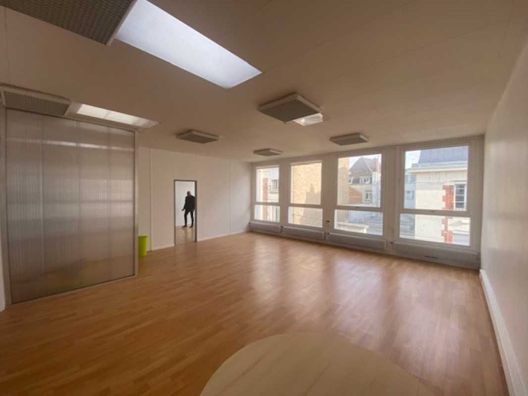 A louer, un plateau de bureaux aménagés et cloiso