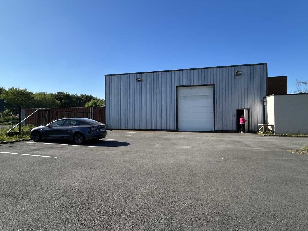 Situé au coeur d'une zone industrielle à taille h